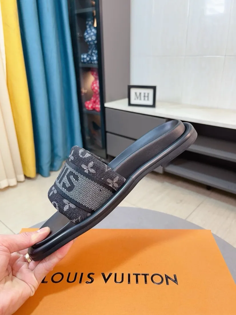 Ex-factory price 360🌹🌹 (lv-Louis Vuitton) New men's slippers, high-end boutique, exquisite embossed logo decoration on the upper, fine workmanship, super soft soles, casual, loose and comfortable, a must-have in summer! \nsize：38-44